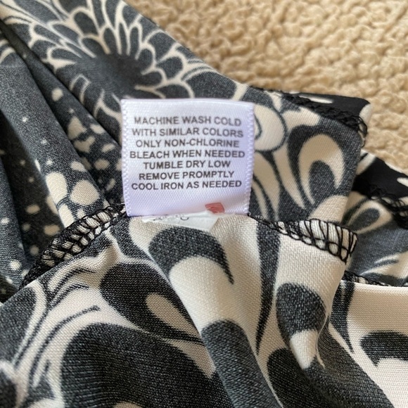 Liz Lange Maternity V-Neck Paisley Print Short Sleeves with Ties Top Size: Large - Picture 10 of 10